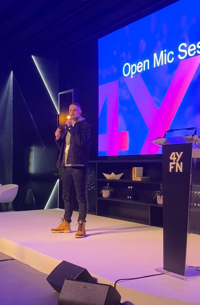 Guillaume Braux sur scène lors d’une intervention (4YFN — Open Mic Session)